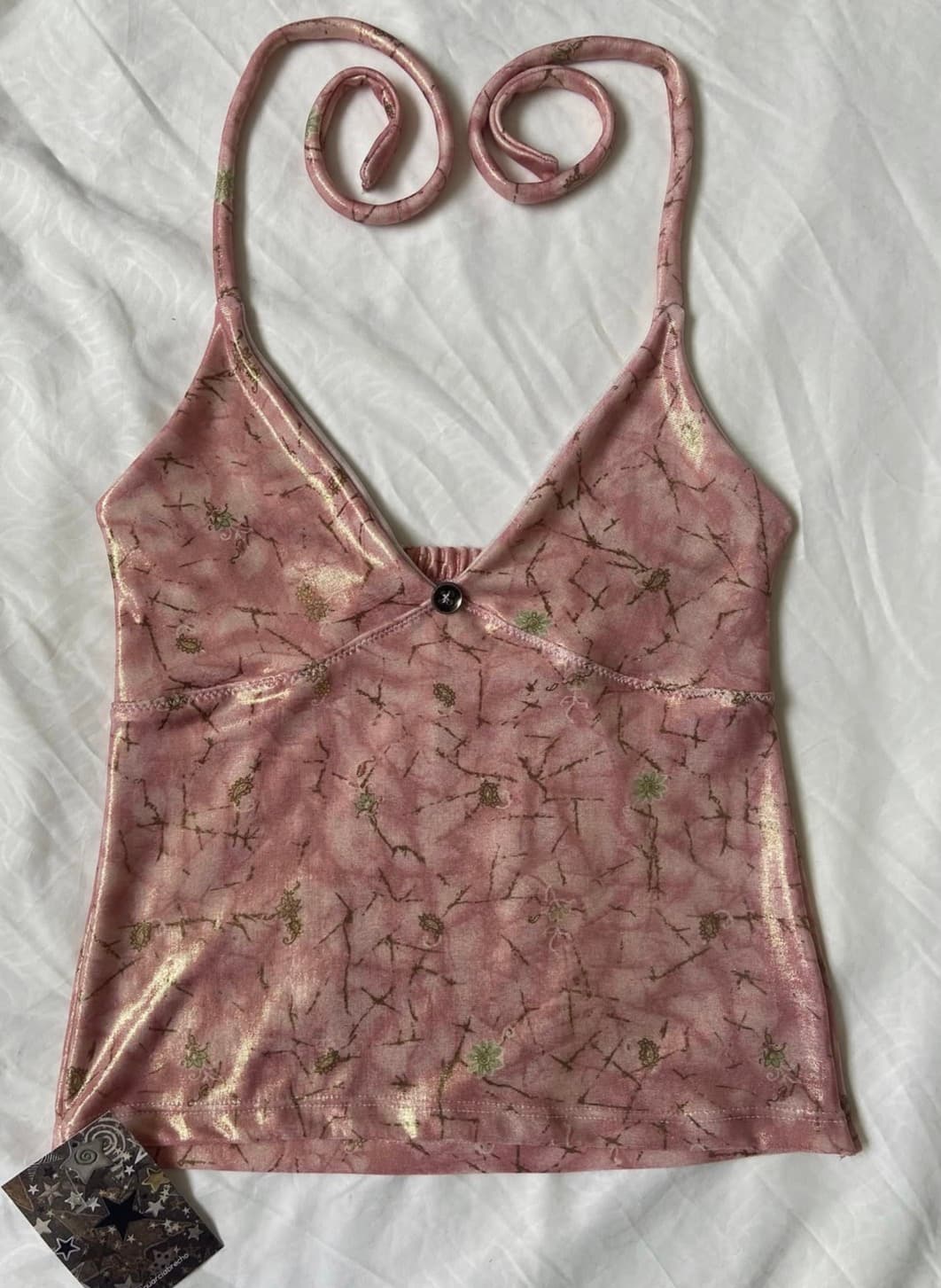 Top halterneck furta cor rosinha com pequenas flores tecido vintage cintilante